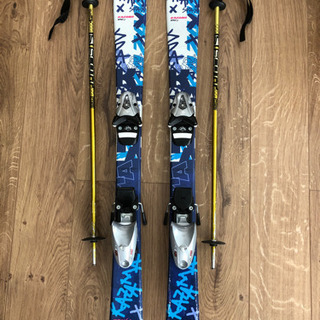 子供用スキー板とストックのセット