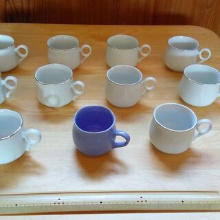 「小さいティーカップ」　11個 （白色10個と青紫色1個）　美品