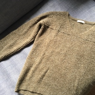 モスグリーンのセーター