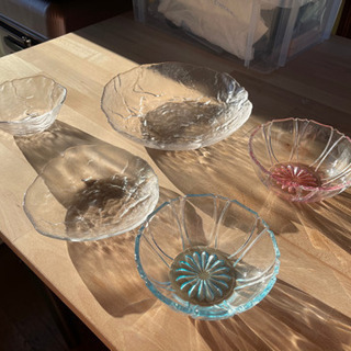 ガラスお皿orお碗5つとプラスチックのコップは2つ