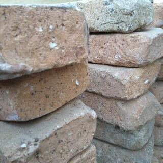 新品@150円 レンガ アンティーク調 で 100個 超 あります。