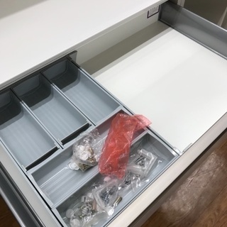 綾乃製作所の食器棚 サイレントレールにブルモーション機能のハイスペックモデル 状態も良好です。 3分でわかる綾野製作所の食器棚・テレビボード・ダイニングテーブルの