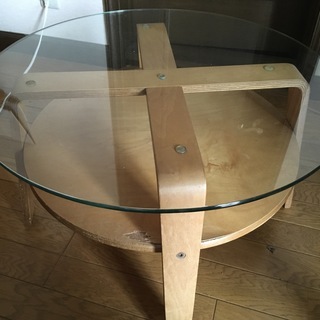ガラスの丸いテーブル