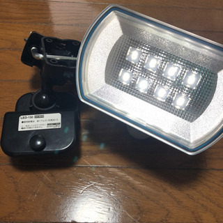 センサーライト　LED150 ムサシ　防犯ライト　乾電池式