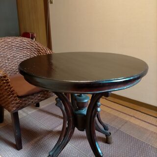 テーブル、椅子2脚のセット。オイルサロンで3年間使用。少々の傷あり。希望の方はテーブルクロスもつけます。10000円。 - ダイニングテーブル