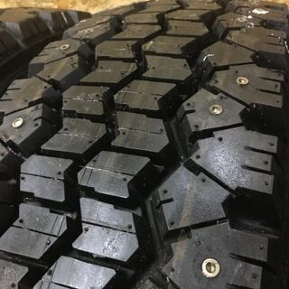 北海道 札幌発 BS W930 10.00R20 14PR 20インチ 大型トラックタイヤ スパイクタイヤ 4本 バリ溝　(TT137) クレジットカード QR決済可能