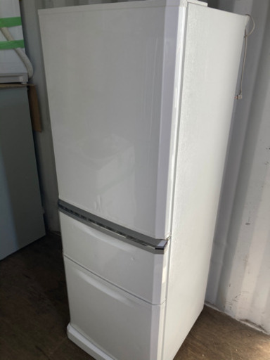 【重】106-12 335L MITSUBISHI 3ドア冷蔵庫　2015年製　MR-C34Y 正面凹み傷あり