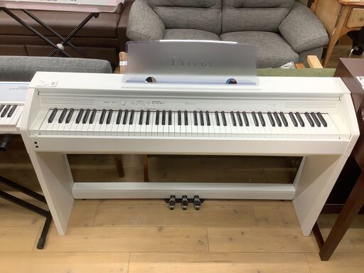 可愛らしいオールホワイトカラーの電子ピアノです！