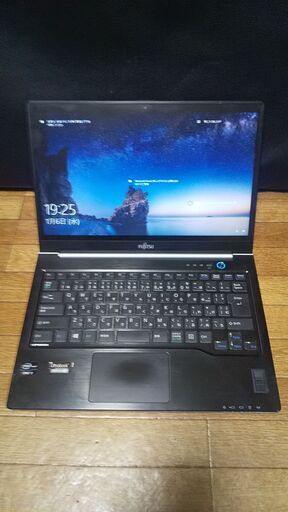 富士通　Ultrabook　　高性能第3世代Core i7搭載 SSD搭載 大容量メモリ8G HDMI出力 Webカメラ　Wifi対応 薄型軽量（約1.44kg） USB3.0　持ち運び　最新Windows10搭載 代引き可能