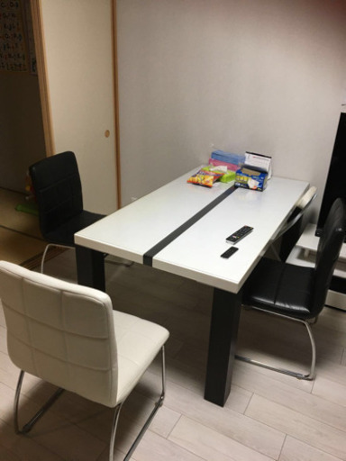 島忠ホームズダイニングテーブル（ニトリの椅子三個付き）、75000円→20000円、急募