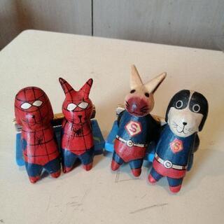 【無料】犬とウサギのスーパーマンとスパイダーマンの置物