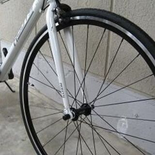 (格安新品)アルミフレームクロスバイク（７００ー２８ｃ・シマノ製２１段変速）ルーツ２１