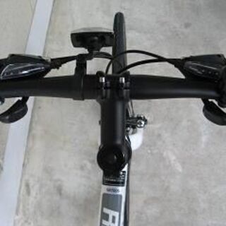 (格安新品)アルミフレームクロスバイク（７００ー２８ｃ・シマノ製２１段変速）ルーツ２１