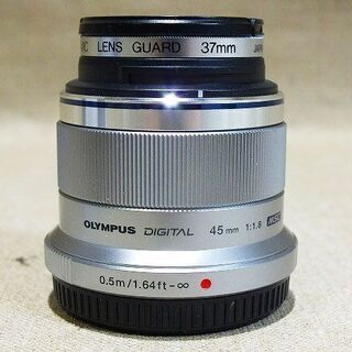 【苫小牧バナナ】新品同様 オリンパス/OLYMPUS ファミリー ポートレートレンズ M.ZUIKO DIGITAL 45mm F1.8 レンズフィルター付き♪