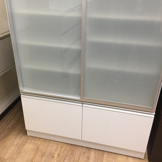 長のスライド扉食器棚です！