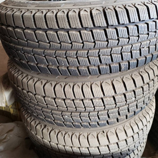 美品タイヤ スタッドレス ハイエース 195-80R15