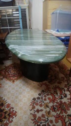 美品　大理石風　重量感のあるテーブルです。
