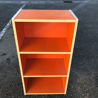 オレンジ色の木製3段BOX