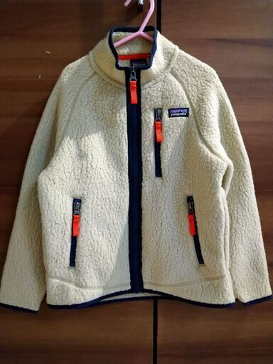 新品タグ付き patagonia ボーイズレトロパイルジャケット