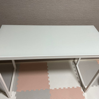 【ネット決済】ガラス天板で白を貴重としたテーブルです