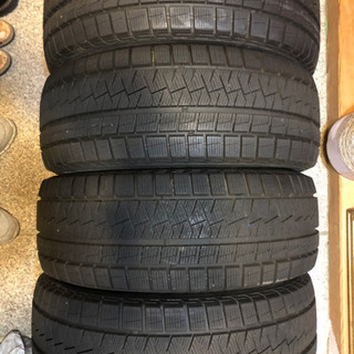 車のパーツ バリ溝!!と言うか新品? 17年製 205/55R16 ピレリ
