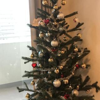 クリスマスツリーと装飾品