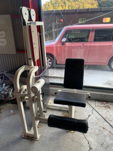 レッグエクステンション　トレーニング機器