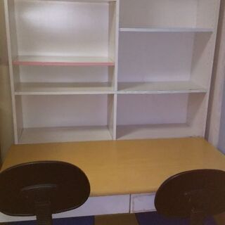 学習机と書棚と椅子二つ
