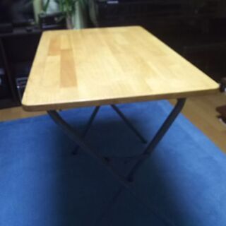 折り畳み式のテーブルです。