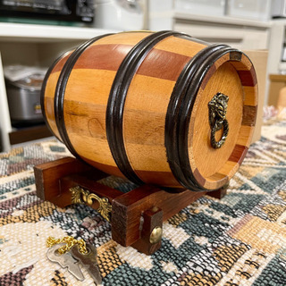 【新品‼️】鍵付き♪ 天然木製 ウイスキー樽型 ミニ貯金箱…