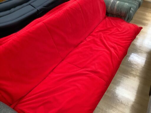 【取りに来れる方限定】赤色のソファーでございます！！