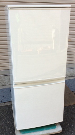 【RKGRE-545】特価！シャープ/137L 2ドア冷凍冷蔵庫/どっちもドア/SJ-D14C-W/中古品/2017年製/当社より近隣無料配達！