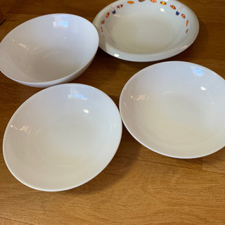 ヤマザキパンの皿3枚とミスドの皿1枚。100円。