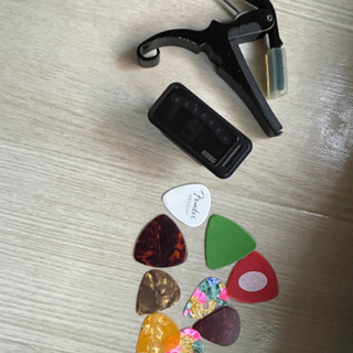 アコースティックギター(ブランド不明) ギターケース(CAHAYA) ギタースタンド(Luling) カポ(KYSER) チューナー(KORG) 