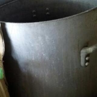 閉店の為、寸胴鍋、バット、容器