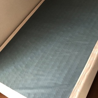 セミダブルの足つきスプリングのベッド