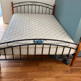 【取引中】ダブルベッド　フレーム　マットレス付　