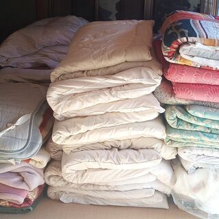 かけ布団、敷き布団、毛布、枕等差し上げます。