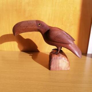 ブラジルの鳥の木彫り彫刻