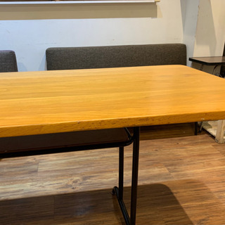 ダイニングテーブル　その２　こちらはちょっとキズがあります。