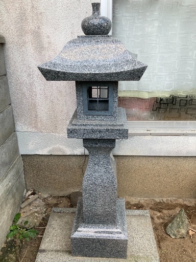 新品の石灯籠