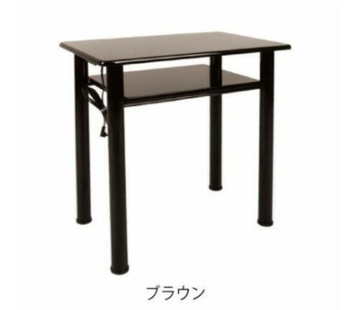 パソコン、ネイルテーブルに