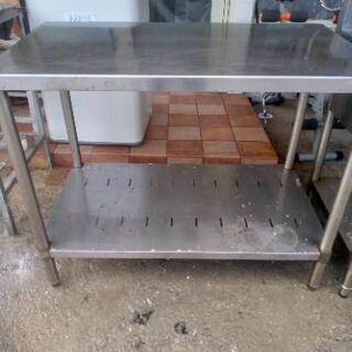 ステンの作業台別館倉庫浦添市安波茶2-8-6においてます