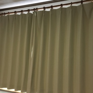 短いカーテンと長いカーテンセットで。柔らかなグリーンの色です