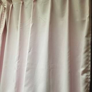 ピンクの長いカーテン
