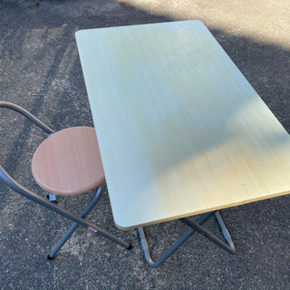 終了:折りたたみテーブルと椅子