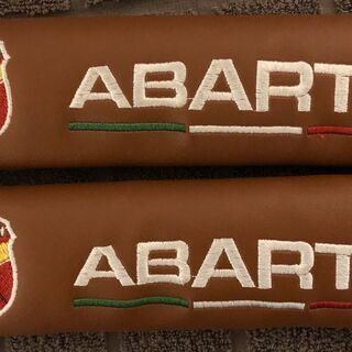 ABARTH アバルトロゴ レザーシートベルトカバー 色:ブラウン