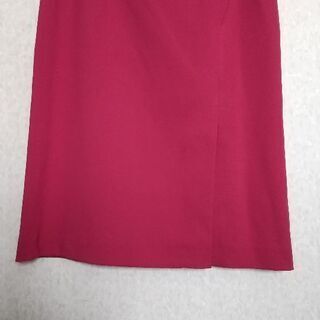ローズピンクのタイトスカート