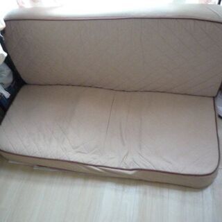 小型のベッドになるソファー　約７０００円の品