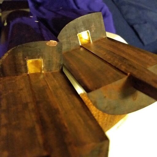 三味線 細棹 金細 トチ紅木 一本溝 綾杉彫り胴 K9 和